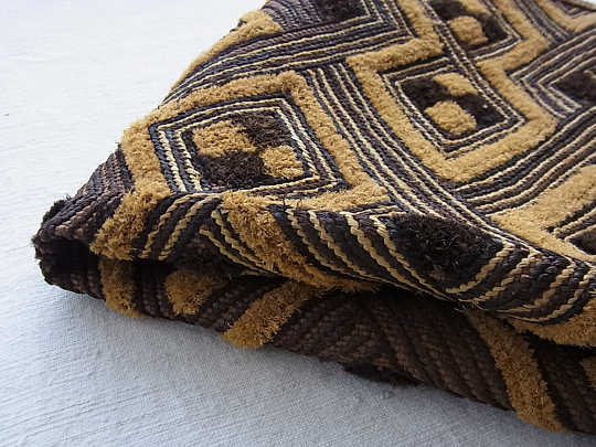 アフリカのクバ族の草ビロードの織物をUPしました！！！ | こよなく